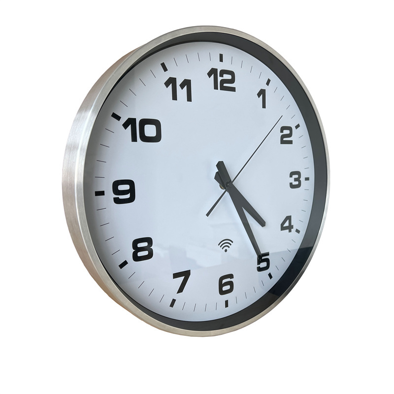 Horloge murale analogique ronde en aluminium argenté de 15 pouces avec connexion Wi-Fi intégrée.