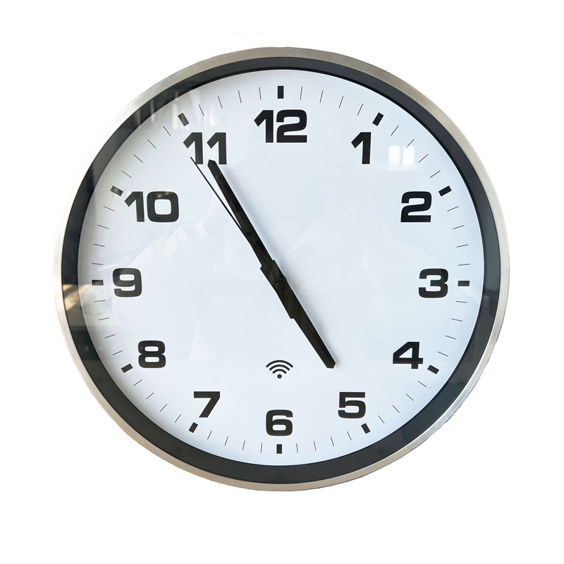 Horloge murale analogique ronde en aluminium argenté de 15 pouces avec connexion Wi-Fi intégrée.